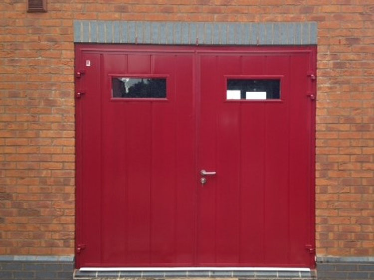CarTeck GSW 40-L insulated side-hinged doors in centre medium vertical rib in Flame Red